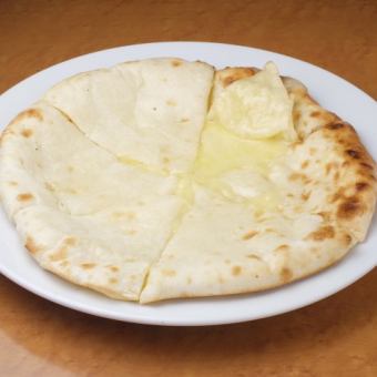 チーズナン（甘口）　Cheese Nan