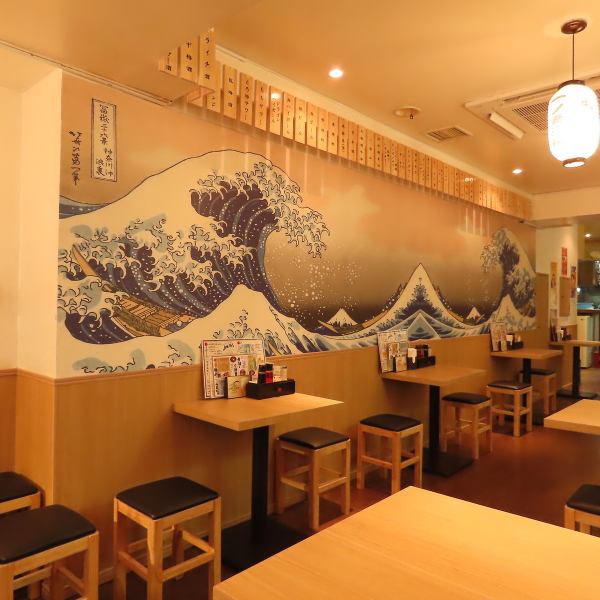 【仕事帰りに気軽に立ち寄れる場所、ここにあります！】お酒と相性抜群のおつまみが豊富に揃い、サクッと飲むにはもってこいのスポットです。サラリーマンの方や外国人観光客の方々も、心地よい雰囲気の中でリラックスしながら楽しめます♪お一人様でも安心してご来店ください◎美味しさと楽しさが詰まったお店です！