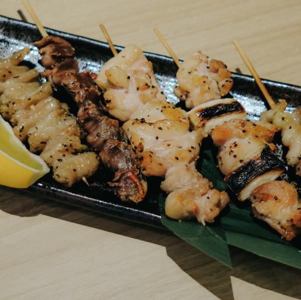 【焼き鳥/串焼き 五種盛り合わせ】串焼きの新しい楽しみ方を発見！焼きたての香ばしさが食欲をそそります♪
