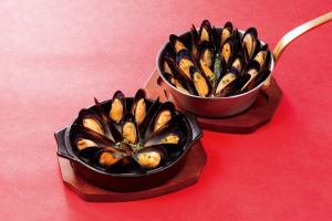 Steamed mussels with wine