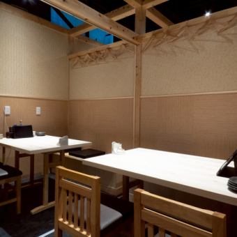 4名掛けのテーブル個室席は仕切りがあり仕切りを外せばゆったり８名様でも利用可能♪美味しいお酒で楽しくなりつつ、美味しいお料理でお腹を満足させて、おしゃべりが盛り上がること間違いなし！[倉敷/岡山/居酒屋/完全個室/個室/宴会/飲み放題/魚/肉/串/女子会/会社宴会/誕生日/二次会]