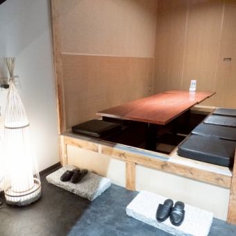 足を下ろしてゆっくり座れるのが掘り炬燵の魅力です。[倉敷/岡山/居酒屋/完全個室/個室/宴会/飲み放題/魚/肉/串/女子会/会社宴会/誕生日/サク飲み/二次会]