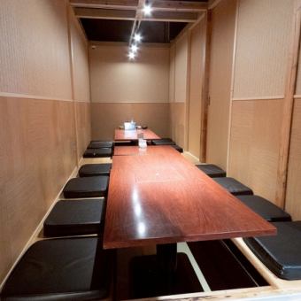 会社宴会などに！14名様掘りごたつ個室は、一人一人のスペースがしっかりあるので、リラックスして食事をお楽しみ頂けます♪鍋を置いても広々とした机なので、他のお料理もたくさん置くことができます◎[倉敷/岡山/居酒屋/完全個室/個室/宴会/飲み放題/魚/肉/串/女子会/会社宴会/誕生日/サク飲み/二次会]