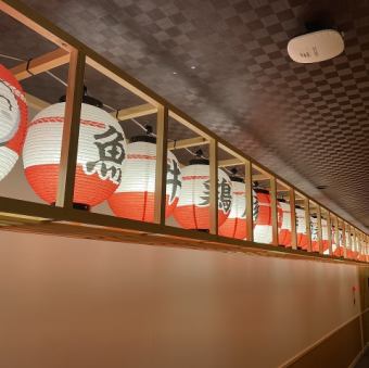 当店のカウンター席は、紅白提灯の灯りに包まれた明るく楽しい空間です♪お一人様でも入りやすいので、ぜひお気軽にお立ち寄りください。駅から徒歩5分なので、会社帰りにちょっと飲みたいな…という気分のときに最適です！もちろんご友人や大切な人ともぜひお越しください。美味しいお酒と当店自慢の料理で歓迎いたします