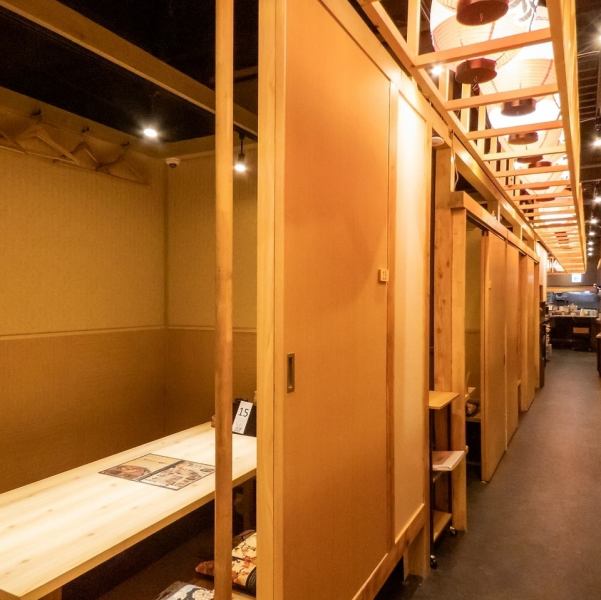 当店では、さまざまなタイプのお席をご用意しておりますので、人数や目的によってぴったりのお席をお選びいただけます♪4名様掛けのテーブルは仕切りが付いているので、プライベートな空間をお楽しみいただけます!