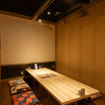 最大8名様でご利用可能な掘りごたつのお座敷です！向き合って話すのにちょうどうよい距離感です◎おしゃべりに夢中で座る時間が長引いてしまっても大丈夫なよう、クッション付きの座椅子もご用意しております♪お気軽にお申し付けください。テーブルは余裕のある広さなので、お料理がたくさん並んでも問題なく使用できます
