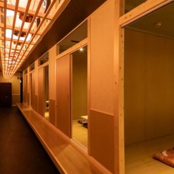 当店では、掘りごたつの個室のお席を多数ご用意しておりますので、人数・目的に合わせてちょうどよいお部屋を選んでいただけます。掘りごたつなので、足を伸ばしてゆったり座れるのが魅力です★長時間お話ししていても疲れにくくなっています！席の移動も簡単なので、席替えをして楽しむのも◎様々なシーンでご利用ください