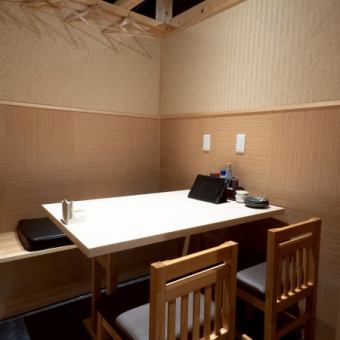 4인용 테이블석은 나무의 온기와 넓은 테이블로 느긋하게 요리를 둘러싸실 수 있습니다.차분한 분위기 속에, 어딘가 활기를 느낀다── 요로 곤해인 것 같은, 기분 좋은 거리감입니다.