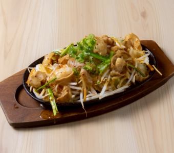 鉄板ホルモン炒め