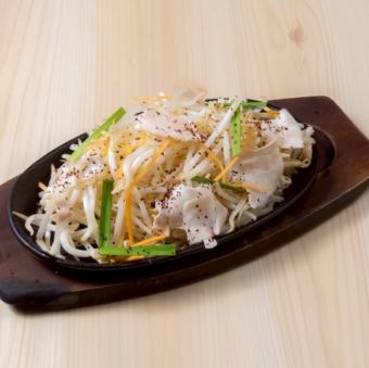 人気No.１　ピリ辛ガーリックもやし炒め