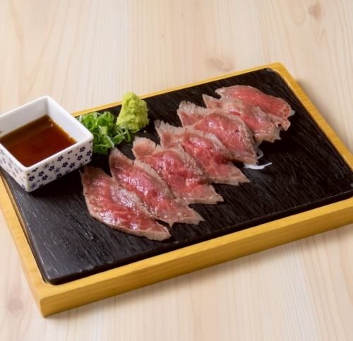 我们也主打肉类菜肴。我们的牛肉鞑靼非常美味。