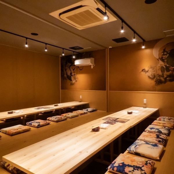 当店では、さまざまなタイプのお席をご用意しておりますので、人数や目的によってぴったりのお席をお選びいただけます♪4名様掛けのテーブルは仕切りが付いているので、プライベートな空間をお楽しみいただけます！