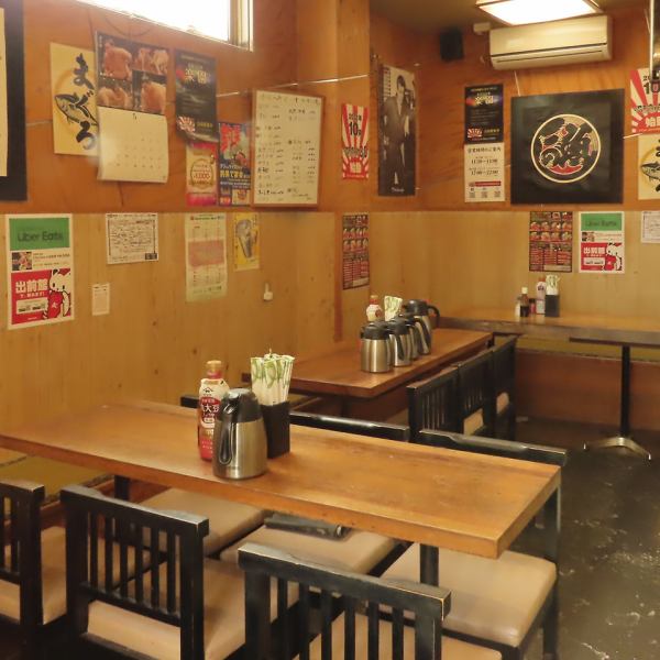 【幅広いシーンに調和するテーブル席】ご家族でのお食事やご友人とのご宴会の場として活躍するテーブル席は、6名様用を3卓・2名様用を1卓ご用意しております◎居心地の良い空間で、幅広い世代の方にとって過ごしやすい印象です♪