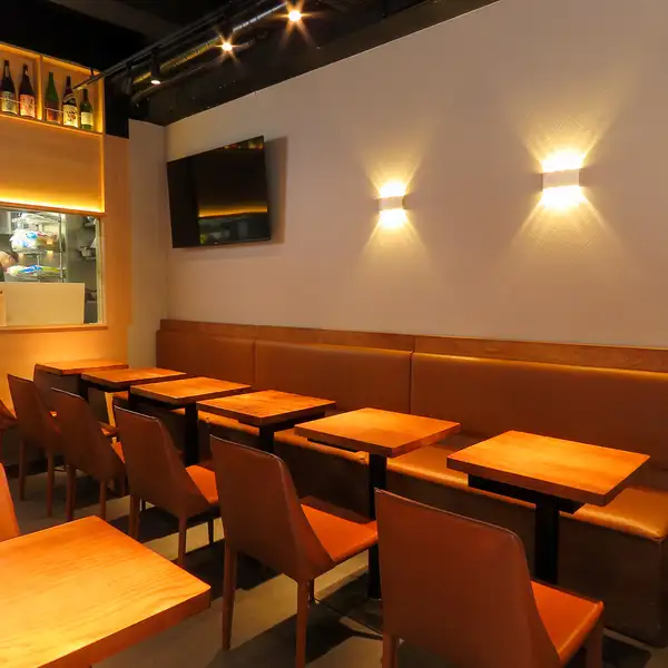 店内は22名まで対応可能な広々テーブル席を完備。会社の仲間との集まりにもぴったりです。落ち着いた雰囲気の中、ゆったり食事を楽しめる環境で、お1人様からご家族とのお食事など、さまざまなシーンで活躍します☆居心地の良さにも配慮し、会話が弾む空間づくりを心掛けています。