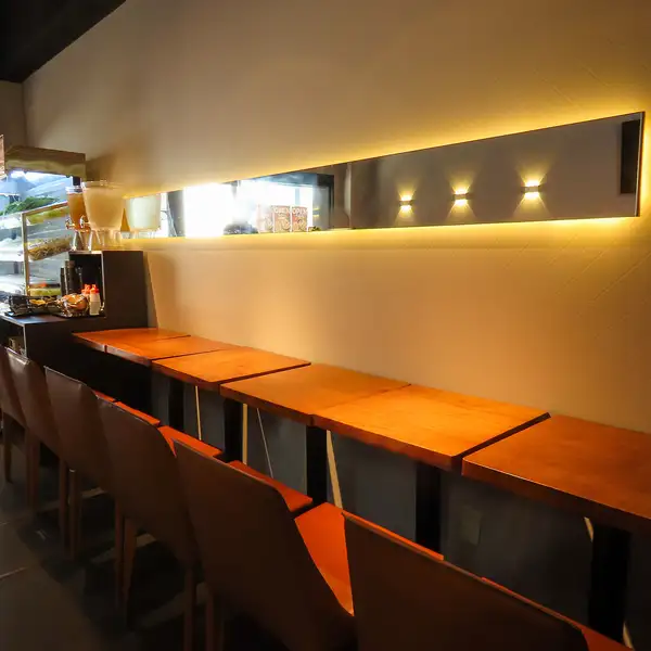 店内はシンプルで落ち着いたデザインが特徴。清潔感のある空間で、居心地の良さを大切にしています。外観も親しみやすく、初めての方でも入りやすい雰囲気です。料理を引き立てる空間づくりにこだわり、食事の時間をより特別なものにします◎静かな時間を過ごしたい方にも好評です。雰囲気も穏やか。