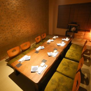 落ち着いた雰囲気のお座敷個室は大切なお食事会にもおすすめのお部屋です。完全個室なので、プライベート空間の中でお食事可能です。