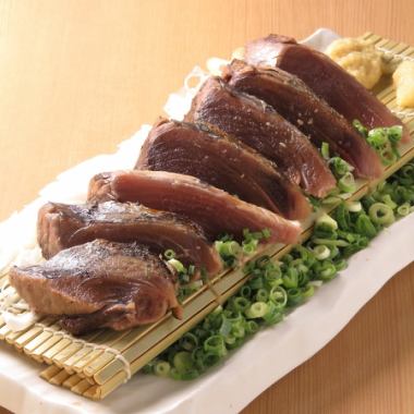 龍馬名物『藁焼き鰹のたたき』！外はパリッと中はもっちり！藁特有の良い香りと食材本来の旨味が楽しめる◎