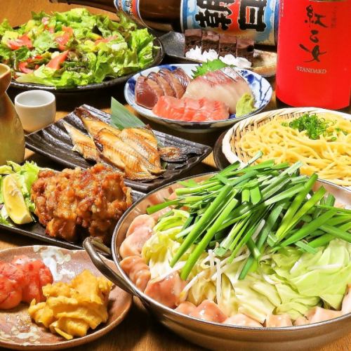 A hearty choice of hot pot: 9 dishes including motsunabe or young chicken Yukimi nabe, and 3 types of sashimi. All-you-can-drink included. Midoryu Course 5,000 yen