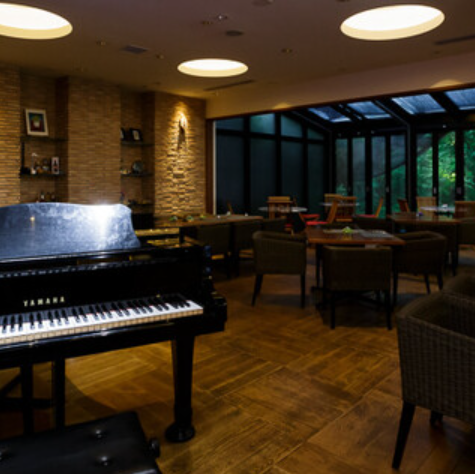 美しい歌声とピアノの生演奏を聴きながら、ゆったりとくつろいで