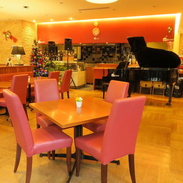 全席６４席です。店内中央にはグランドピアノがありますが、天井も高く、ピアノ演奏や店主が唄うカンツォーネの音の響きも良く、ライブ感をご堪能いただける空間となっております。