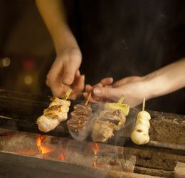 自慢の焼き鳥は、注文を受けてから1本1本心を込めて焼き上げます