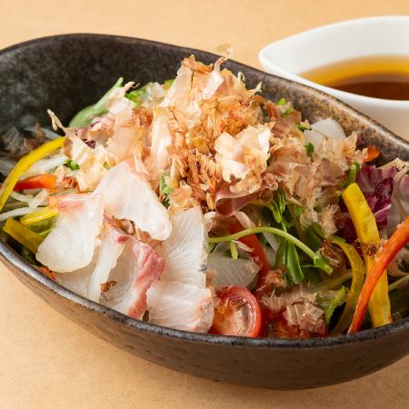 日式沙拉配新鮮魚和水菜