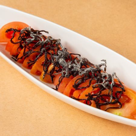 Tomato slices topped with salted kelp