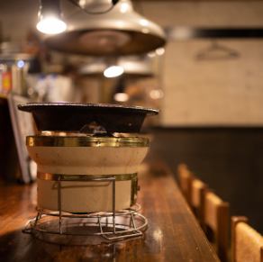 The interior of the store, which is popular for its chic and classical atmosphere, is an adult space based on calm wood.There are 6 counters, 16 tables, and 16 round tables on the 1st floor, which is recommended for girls-only gatherings, family meals, and crispy drinks on the way home from work.Please enjoy the luxurious feeling of tasting carefully selected meat while relaxing.