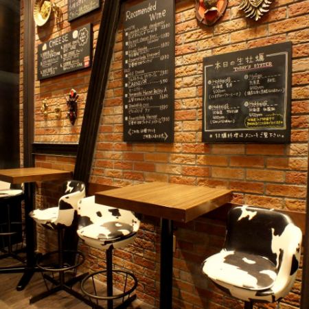 High table seating for two.The walls are stylishly decorated with signboards with recommended dishes♪ Why not try to find your favorite dish...?