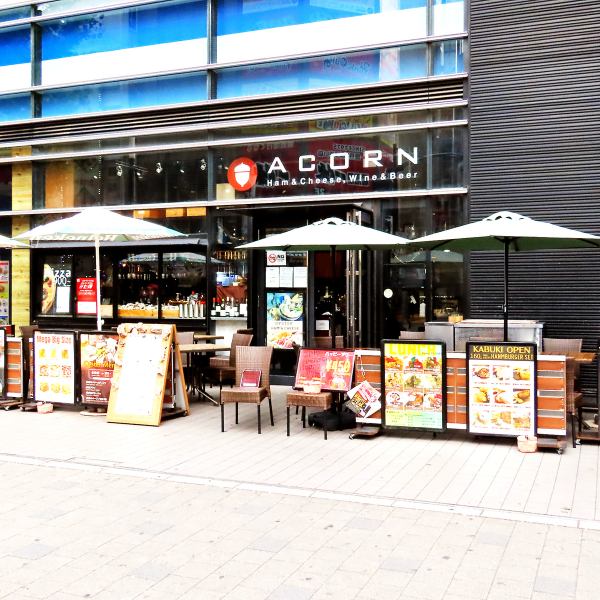 【開放的なテラス席♪】季節がいい時期はテラス席がオススメです★テラス席でビアガーデン気分♪オリジナルクラフトビールのご用意も◎いつもとは違う空間で当店自慢のチーズやワインもお楽しみ頂けます◎お買い物帰りや女子会、友人とのお食事などにも◎居酒屋バルのACORNにぜひお気軽にお立ち寄りください♪