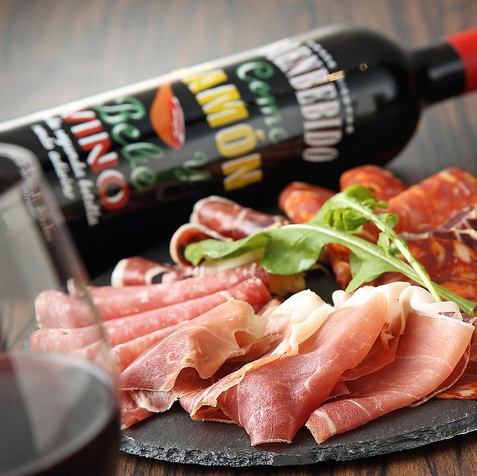 芳醇な香りの生ハムは当店自慢の一品♪ワインと共にご堪能あれ☆