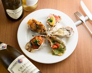 生蚝套餐！包含7道菜，例如生蚝、烤生蚝、生蚝意面等等。另含2.5小时无限畅饮，含气泡酒。