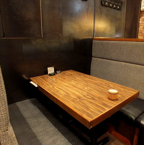にぎわう店内の片隅にゆったりとお寛ぎいただけるソファー席を完備しております。プライベートな仲間内での少人数飲み会に最適です。美味しい料理とお酒をご堪能ください。
