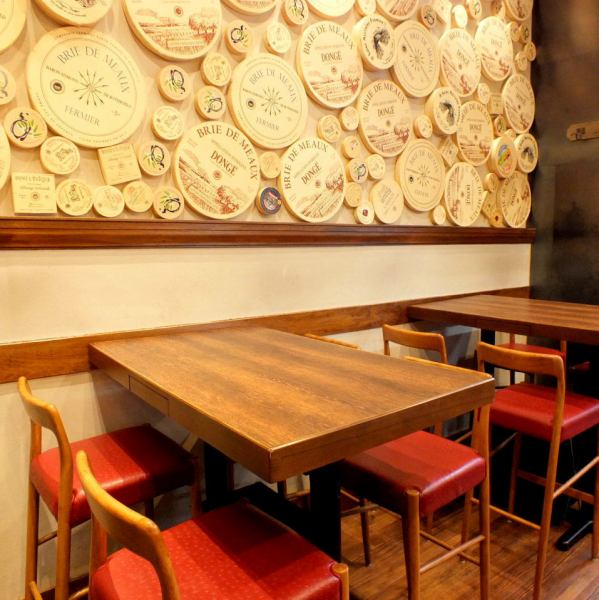 おしゃれなチーズのパッケージととワインセラーが並ぶお席で素敵なひと時をお楽しみください。豊富な種類のワインが並んでおりますのでお気に入りの一杯を見つけてみてはいかがでしょうか？サク飲みや二次会としてもお気軽にお立ち寄りください！