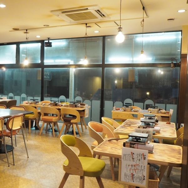 店内は落ち着きのある広々とした造りで、人数に応じて貸し切り利用も承っております。最小25名から最大40名まで対応可能で、会社宴会や打ち上げなどグループでの利用に最適。詳細はお気軽にお問い合わせください。雰囲気も温かく、大人数でも一体感を持って楽しめる空間づくりを心がけております！