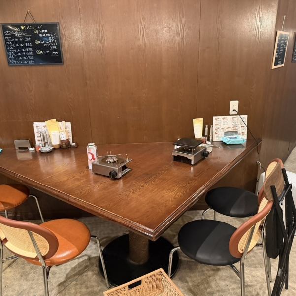 全4席のカウンターは、まるでレトロなカフェのような親しみやすい雰囲気が漂う癒しの空間。落ち着いた照明と温かみのあるデザインで、お一人様でも気兼ねなく過ごせます。ゆっくり食事を楽しみたい方や静かにお酒を味わいたい方におすすめで、店内の心地よい空気を感じながら自分のペースでくつろげる人気のお席！