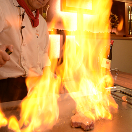 シェフが目の前で繰り広げる鉄板焼きパフォーマンスを楽しめる★