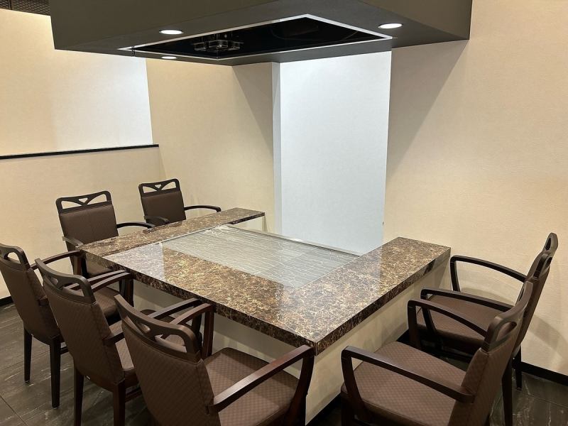 You can enjoy the teppanyaki performance by the chef right in front of you in a private room. We have private rooms that can accommodate up to 8 people and semi-private rooms that can accommodate up to 7 people.We will provide you with a wonderful time.