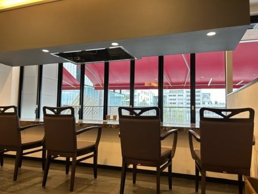 カウンター席で楽しめる鉄板焼き◎お一人様でのお食事からご友人、デート利用などさまざまなシーンでご活用いただけます!開放的で居心地の良い空間です。お気軽にご来店ください。