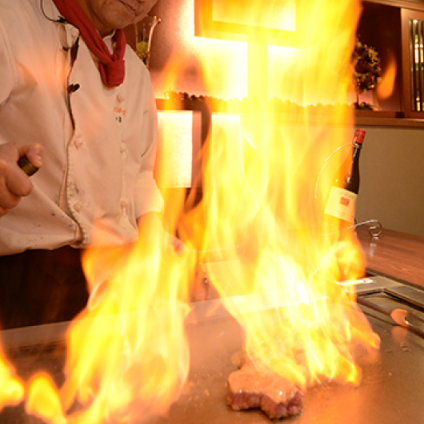Enjoy watching the chef's teppanyaki performance right in front of you!
