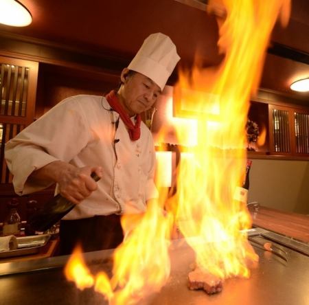 シェフが目の前で繰り広げる鉄板焼きパフォーマンス 優雅なひと時を