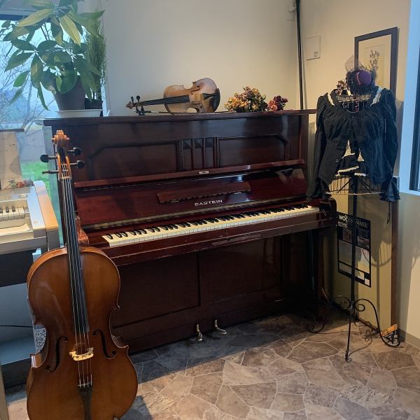 [While listening to music ◆] There is a piano in the store, and the staff will pull you ♪ A nice melody will create a cozy space ♪ Some regulars also have fans !? If you like it, please make a request!
