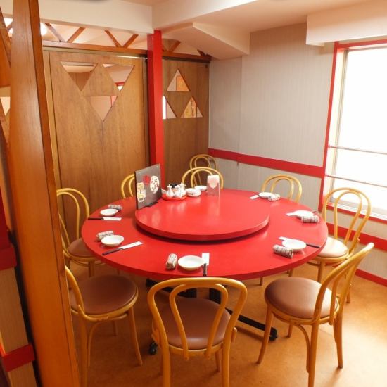 Can accommodate up to 22 people including 12 seats + 10 seats and 2 round table private rooms.