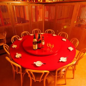 【私人圆桌包间/座位10至12人】我们的圆桌座位可用于小型宴会，也可用于休闲招待。请在舒适、放松的空间里安静地享用美食。如果在神田举办派对，就去北海吧！（2～100人）我们提供2,600日元起的无限畅饮套餐，您可以在这里充分享受由熟练厨师烹制的迷人中华料理！