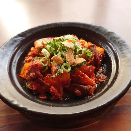 豚ホルモンキムチ陶板焼き
