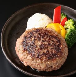 A melt-in-the-mouth hamburger made with 100% Japanese black beef and domestic beef.Hamburg steak
