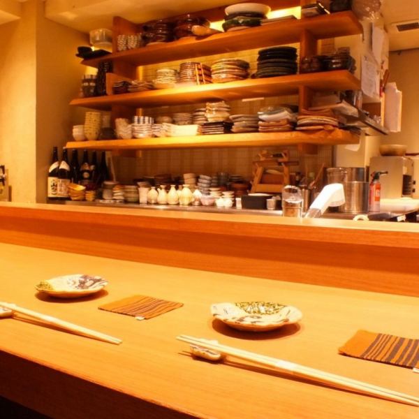 We have five seats for counter seats that you can use as a private scene such as a couple or date.It is recommended for customers visiting by 1 or 2 people.Please use it in various scenes.