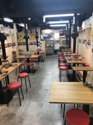 ふたごの店内はパイプいすと卓上のガスコンロという懐かしいテイスト。コンロはお店のコンセプトにこだわり廃盤のコンロを復刻したレア物！流れる音楽も2000年代J-POPで、どこか懐かしさが漂います。