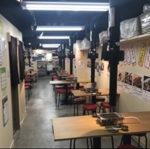 懐かしい大阪の韓国焼肉屋が原点のふたご屋は明るい活気のある店内。肉のプロスタッフがご希望やお肉の種類によってお焼き致します。盛り上げなどもおまかせあれ！