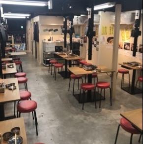 ふたごの店内はパイプいすと卓上のガスコンロという懐かしいテイスト。コンロはお店のコンセプトにこだわり廃盤のコンロを復刻したレア物！流れる音楽も2000年代J-POPで、どこか懐かしさが漂います。
